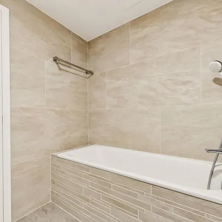 Sky Park Centre 1br High Fl - Free Parking Lejlighed