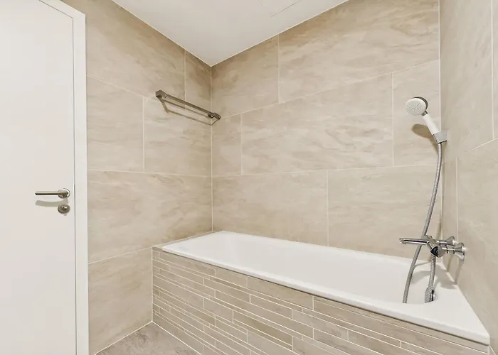 Sky Park Centre 1br High Fl - Free Parking Apartament