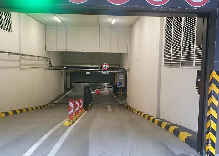 Sky Park Centre 1br High Fl - Free Parking *